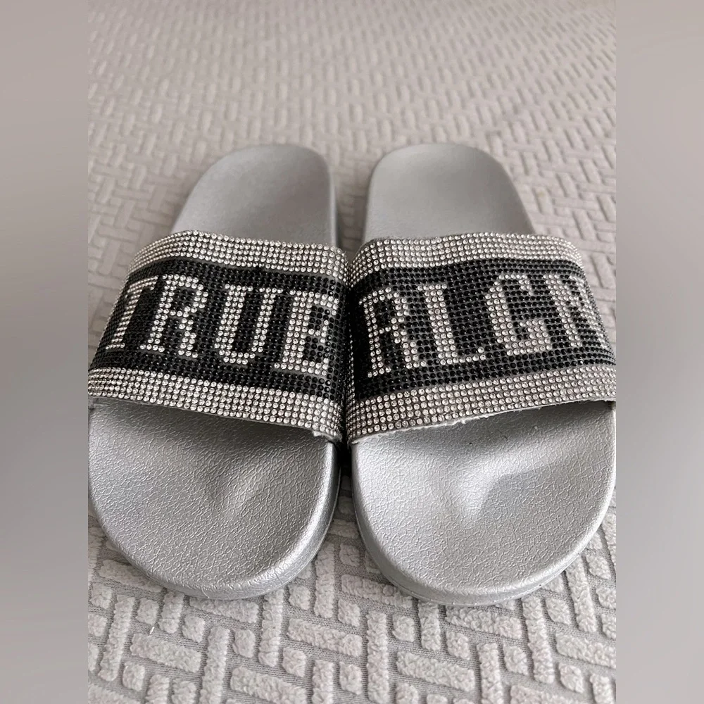 True Religion Slides - Picture 2 of 10